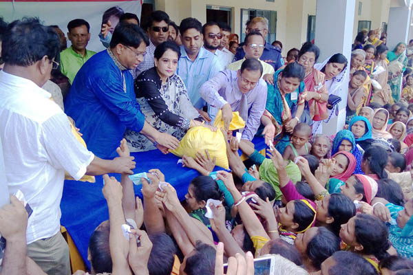 দিনাজপুরে বন্যার্তদের মাঝে ত্রাণ বিতরণ 