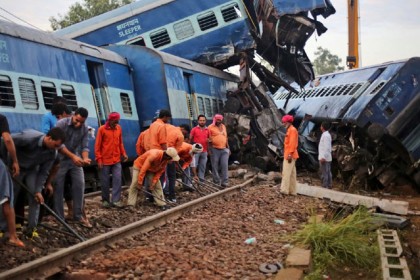 ভারতে রেল দুর্ঘটনা: ৪ কর্মকর্তা বরখাস্ত
