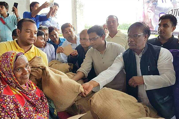 নাটোরে বন্যাদুর্গত ৫০০ পরিবারের মাঝে ত্রাণ বিতরণ
