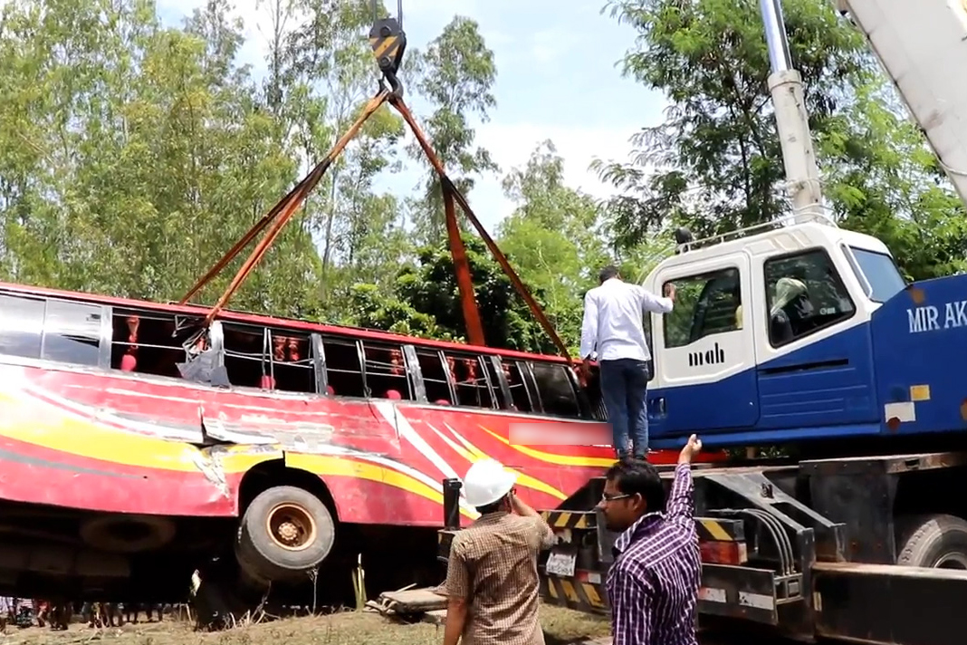 পাবনায় দুই বাসের মুখোমুখি সংঘর্ষে নিহত ৫, আহত ২৫