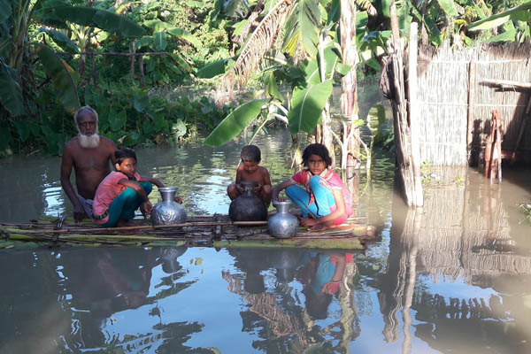 শরীয়তপুরে ভাঙছে পদ্মা, ভাসছে মানুষ
