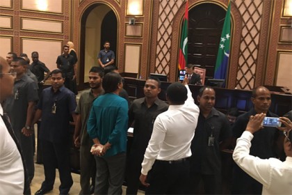 মালদ্বীপের পার্লামেন্ট সেনাবাহিনীর দখলে