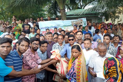 বন্যাদুর্গতদের মাঝে ইস্ট ওয়েস্ট মিডিয়া গ্রুপের ত্রাণ বিতরণ