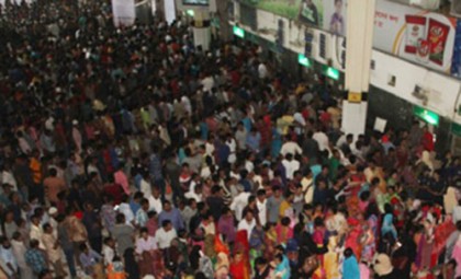 কমলাপুরে চলছে ঈদযাত্রার শেষদিনের টিকিট বিক্রি
