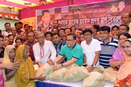 বগুড়ায় বন্যার্তদের মাঝে বিএনপির ত্রাণ বিতরণ 