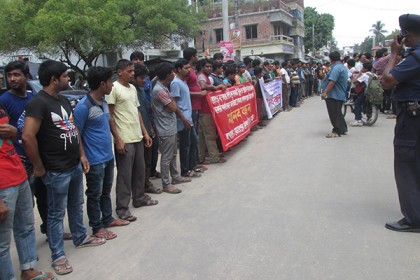 মেহেরপুরে বিচারকের বিচারের দাবিতে মানববন্ধন