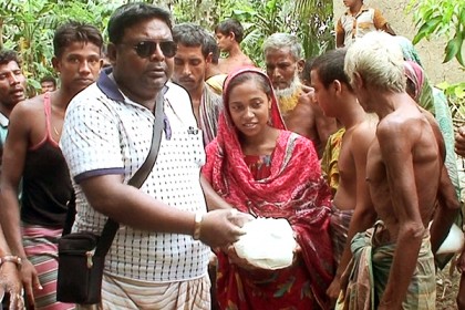 নওগাঁর জামালপুর গুচ্ছ গ্রামে ত্রাণ বিতরণ