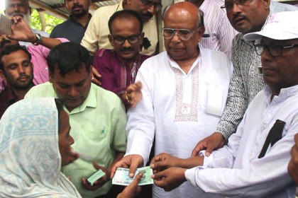 ঠাকুরগাঁওয়ে বন্যাদুর্গতদের মাঝে নগদ অর্থ বিতরণ