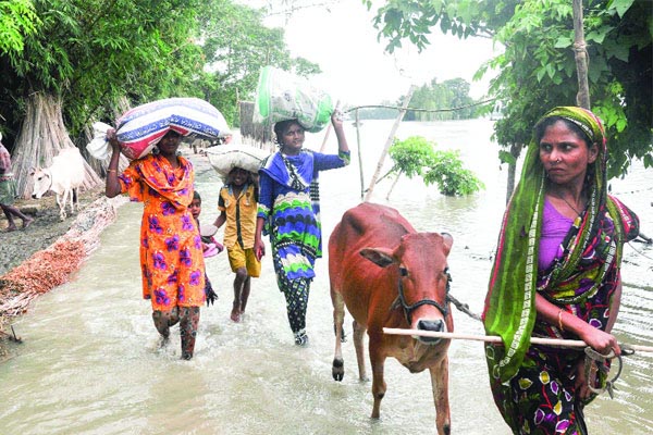 টাঙ্গাইলে বন্যা পরিস্থিতির উন্নতি হলেও দুর্ভোগ কমেনি 