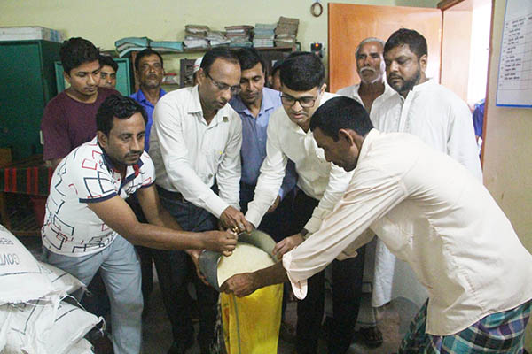 ফরিদপুরে বন্যার্ত ৮৫০ পরিবারের মাঝে ত্রাণ বিতরণ
