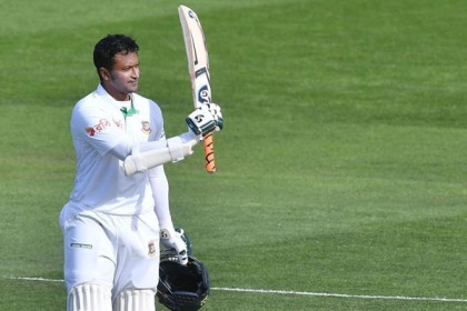 টেস্টে হাফ সেঞ্চুরির সামনে দাঁড়িয়ে সাকিব