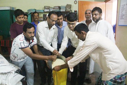 ফরিদপুরে বন্যার্ত ৮৫০ পরিবারের মাঝে ত্রাণ বিতরণ
