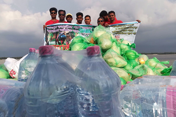 টাঙ্গাইলে বন্যার্তদের মাঝে ত্রাণ বিতরণ