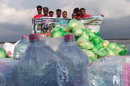 টাঙ্গাইলে বন্যার্তদের মাঝে ত্রাণ বিতরণ