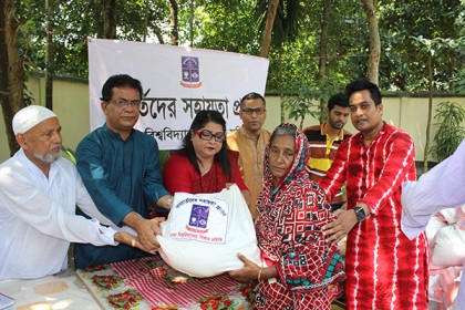 নীলফামারীতে ঢাকা বিশ্ববিদ্যালয় শিক্ষক সমিতির ত্রাণ বিতরণ
