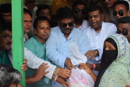'প্রকৃত বানভাসীরা ত্রাণ পাচ্ছে না'