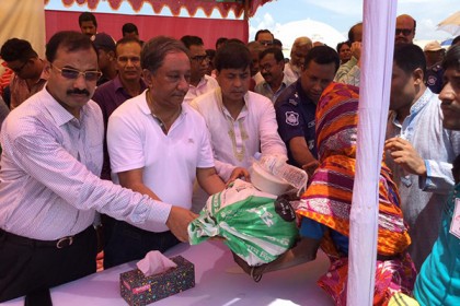 সিরাজগঞ্জে বন্যার্তদের পাশে বিসিবি