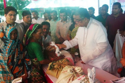 নৌকা প্রতীকে ভোট চাইলেন স্থানীয় সরকার মন্ত্রী