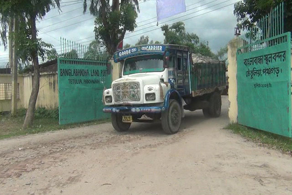 বাংলাবান্ধা স্থলবন্দরে সরকার হারাচ্ছে কোটি টাকার রাজস্ব 
