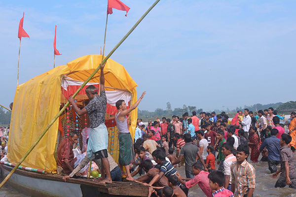 দিনাজপুরে কান্তজীউ বিগ্রহ বিশাল নৌবহরে রাজবাড়ীর মন্দিরে