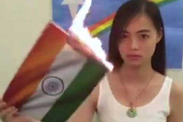 ভারতের পতাকায় আগুন তরুণীর, চাইলেন পাকিস্তানের সাহায্যও! (ভিডিও)