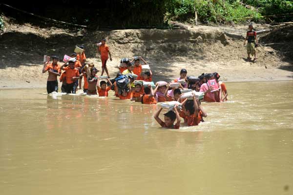 'এই বিদ্যালয়ে ভর্তি হওয়ার আগে শিশুদের সাঁতার জানতে হয়'