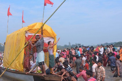 দিনাজপুরে কান্তজীউ বিগ্রহ বিশাল নৌবহরে রাজবাড়ীর মন্দিরে