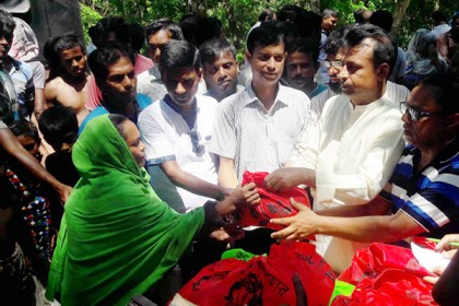 মান্দায় বন্যার্তদের মাঝে ত্রাণ বিতরণ
