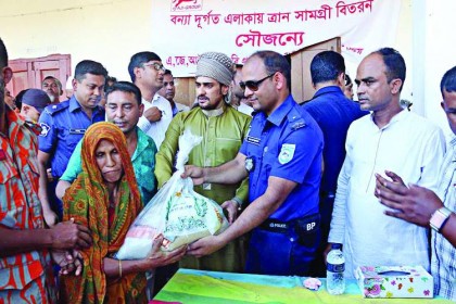 কুড়িগ্রামে ত্রাণ বিতরণে অনন্ত