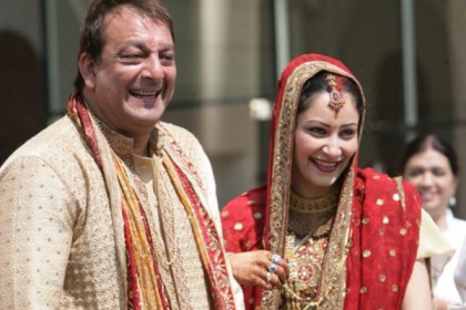 
সঞ্জয়ের আপত্তি, সোশ্যাল সাইট থেকে সরে গেল মান্যতার ছবি!