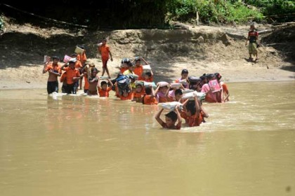'এই বিদ্যালয়ে ভর্তি হওয়ার আগে শিশুদের সাঁতার জানতে হয়'