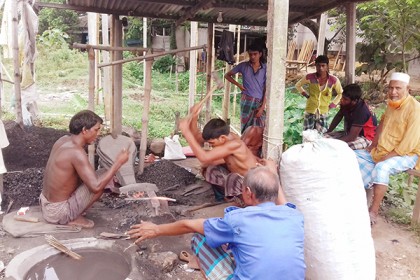 ব্যস্ত সময় পার করছেন ভালুকার কামার শিল্পীরা