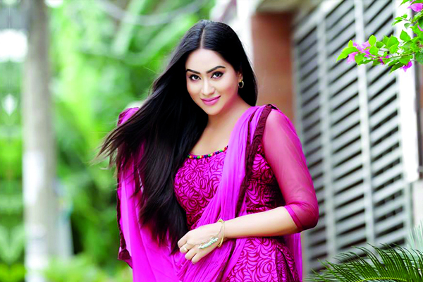 দুই স্বামীকে নিয়ে মম’র বসবাস!