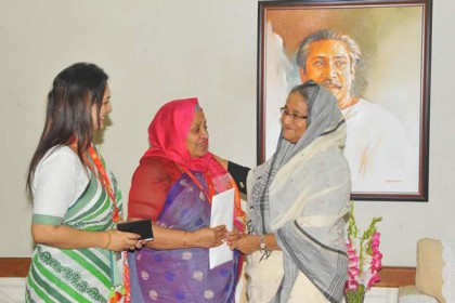 চলচ্চিত্র অভিনেত্রী আনোয়ারাকে প্রধানমন্ত্রীর ৩০ লাখ টাকা অনুদান