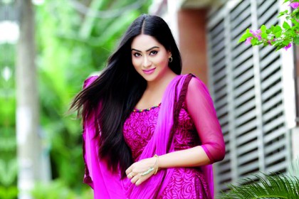 দুই স্বামীকে নিয়ে মম’র বসবাস!
