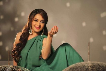 বলিউডে নতুন পরিচয়ে আসছেন মাধুরী