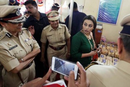 নোটিশের পর রানির বাড়িতে পুলিশ!