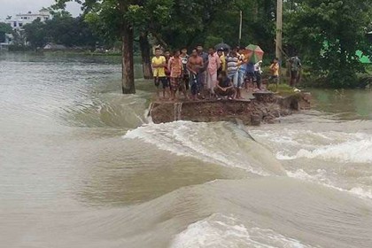 ধুনটে নদীর বাঁধ ভেঙ্গে পানি লোকালয়ে