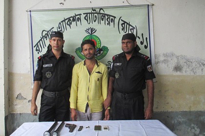 নোয়াখালীতে বিদেশী অস্ত্র-গুলিসহ আটক ১