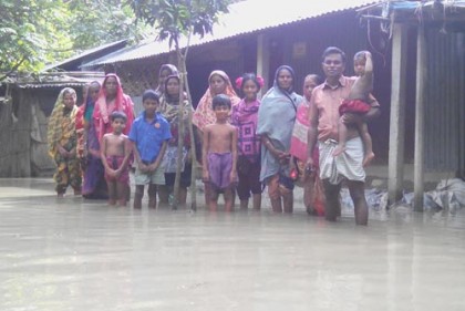 নাটোরের নলডাঙ্গায় বন্যার পানি কমছে, বাড়ছে দুর্ভোগ