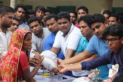মানিকগঞ্জে বন্যার্তদের মাঝে ছাত্রলীগের ত্রাণ বিতরণ 

