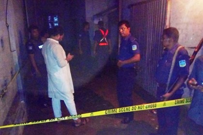 ময়মনসিংহে বোমা বিস্ফোরণে 'জঙ্গি' নিহত, বাড়ি ঘিরে রেখেছে পুলিশ 
