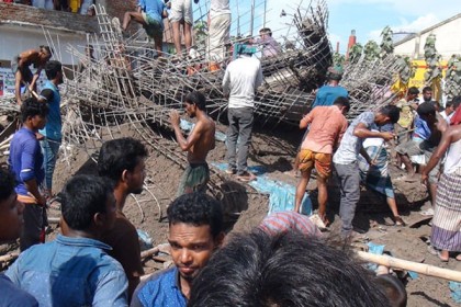 আশুগঞ্জে ফিলিং স্টেশনের ছাদ ধসে নিহত ৪