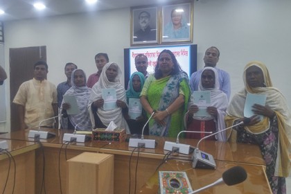 সিরাজগঞ্জে মুক্তিযোদ্ধা ভাতা পেলেন ৫ বীরমাতা