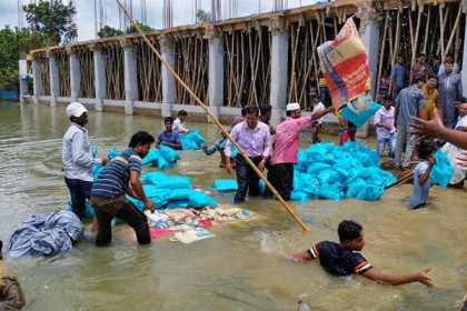 নেতা-কর্মীর ভারে ডুবে গেল ত্রাণবাহী নৌকা!