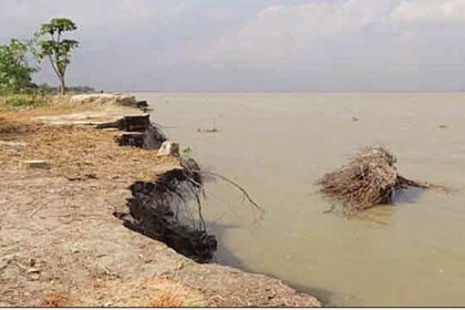 হাতিয়ায় নদী ভাঙন রোধে ব্লক-বাঁধের দাবি