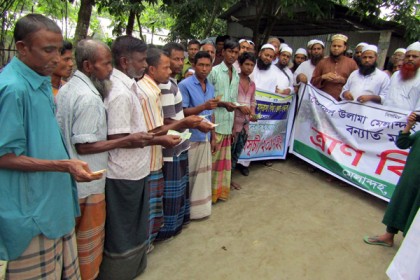 মাদারগঞ্জে বানভাসিদের মাঝে ত্রাণ বিতরণ