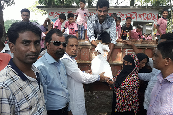 সেনবাগে বন্যার্তদের মাঝে ত্রাণ বিতরণ
