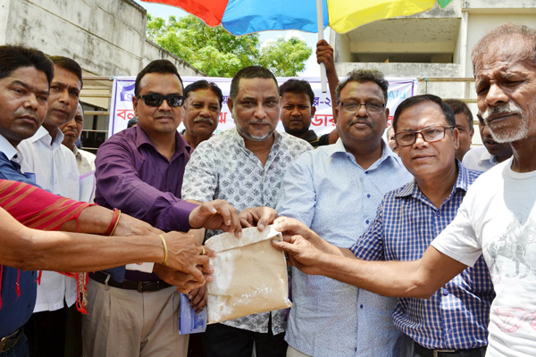ঠাকুরগাঁওয়ে বন্যার্তদের মাঝে ব্লিচিং পাউডার বিতরণ