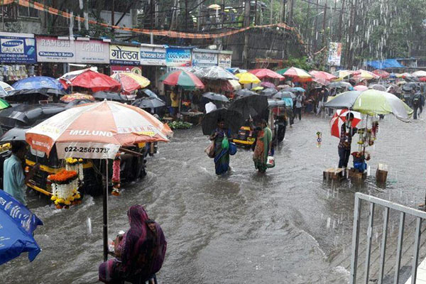 প্রবল বর্ষণে বিপর্যস্ত ভারতের বাণিজ্য নগরী মুম্বাই 
